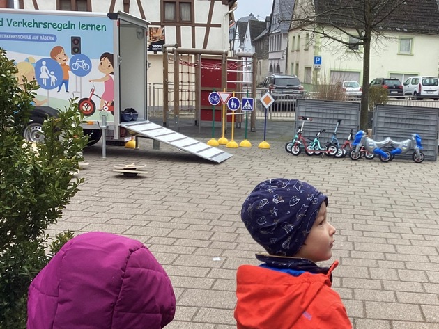 POL-PDTR: Spielend Verkehrsregeln lernen - "Tabaluga-Mobil" erstmalig im Einsatz
