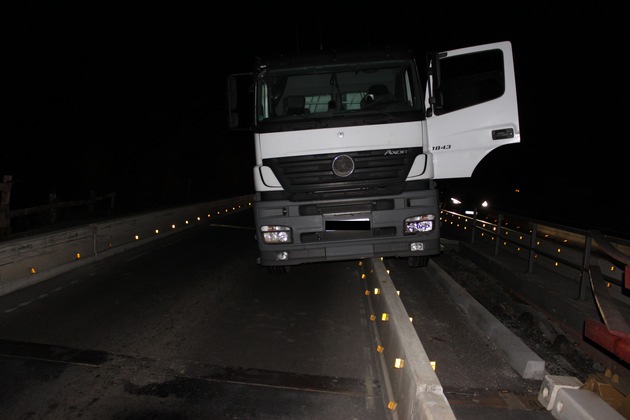 POL-PDKL: A6/Kaiserslautern, Mit Lkw auf Betonabweiser aufgesetzt