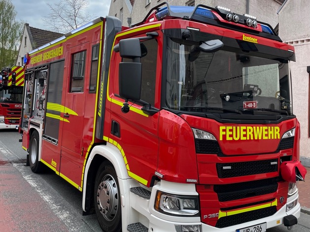 FW Bremerhaven: Mehrere Anrufer melden Feuer in einem Mehrfamilienhaus - Treppenraum verraucht
