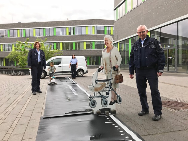 POL-WES: Kamp-Lintfort - Polizei informiert an der Hochschule Rhein-Waal über die Folgen von Handy-Nutzung während der Autofahrt.