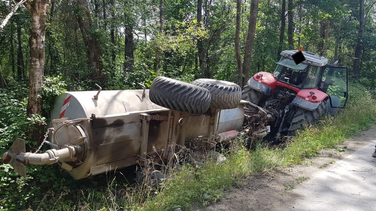 FW-Schermbeck: Traktor fuhr mit Wasserfass in den Graben