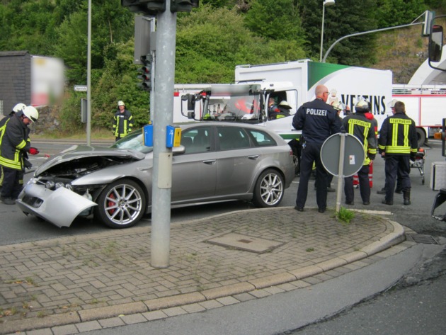 FW-AR: Zwei Verletzte bei Kollison vor Arnsberger Altstadttunnel