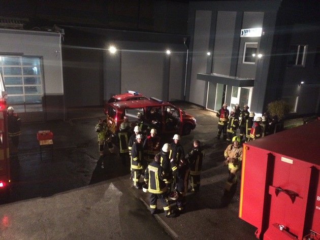 FW-Stolberg: Brand einer Lagerhalle mit Kfz-Werkstatt in voller Ausdehnung / Feuerschein in einer Fabrikhalle