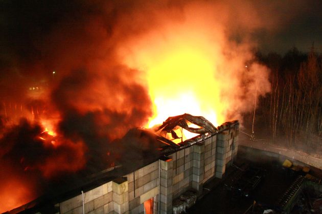 FW-E: Großbrand in Essener Recycling-Unternehmen, 80 Feuerwehrleute im Einsatz