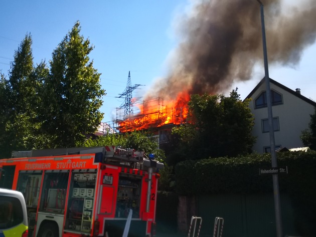 FW Stuttgart: Dienstag, 09.08.2022: Dachstuhlbrand droht auf Nachbargebäude überzugreifen