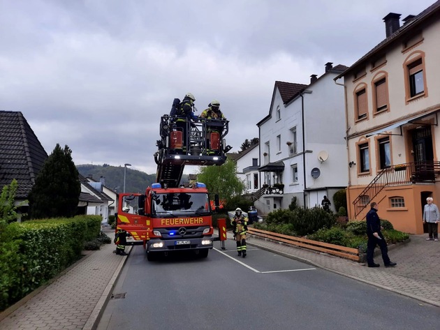 FW-PL: Rußbrand in Schornstein und Massenanfall von Verletzten rufen Retter auf den Plan