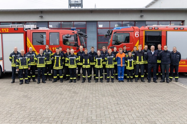FW-EN: 17 Feuerwehrleute schließen Teil der Grundausbildung erfolgreich ab