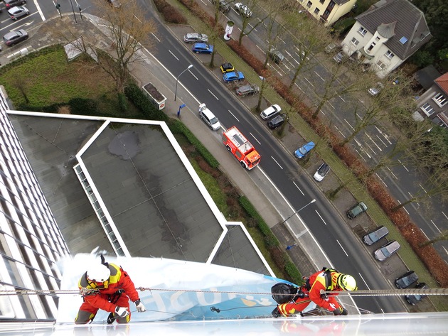 FW-E: Sturmtief &quot;Wilfried&quot; löst Werbebanner an der Fassade des Hotels Ruhrturm, Höhenretter der Essener Feuerwehr im Einsatz