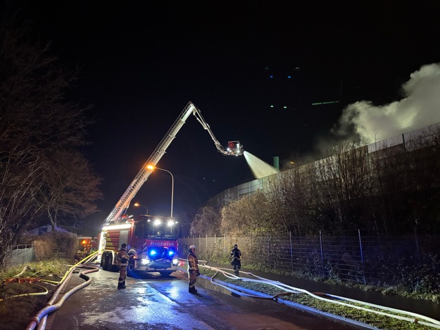 FW Alpen: &Uuml;ber&ouml;rtliche Hilfeleistung nach Gro&szlig;brand