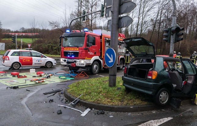 FW-BO: Vier Verletzte bei schwerem Verkehrsunfall auf dem Werner Hellweg - Feuerwehr befreit Fahrer aus seinem Fahrzeug