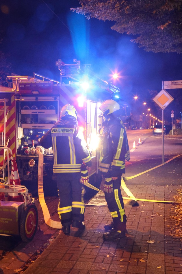 FW-EN: Jahresabschlussübung des Löschzugs Linderhausen: Realistische Einsatzsimulation für Routine im Ernstfall