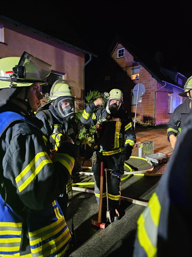 FW-AR: Schneller Einsatz verhindert größeren Schaden: Feuerwehr löscht Brand in Arnsberg