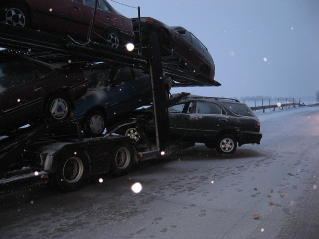 POL-HI: BAB 7, LK Hildesheim ++ Autotransporter prallt in Schutzplanke ++ Behinderungen im Berufsverkehr ++