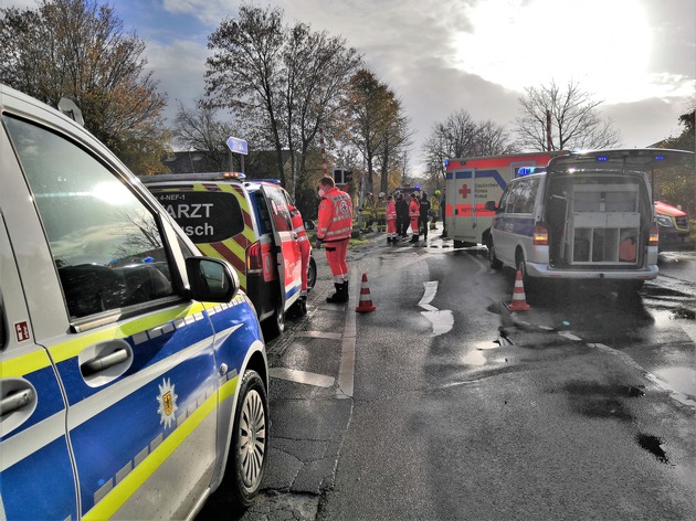FW Grevenbroich: Radfahrer bei Kollision mit Regionalbahn tödlich verletzt / Mehrstündige Streckensperrung zwischen Neuss und Grevenbroich