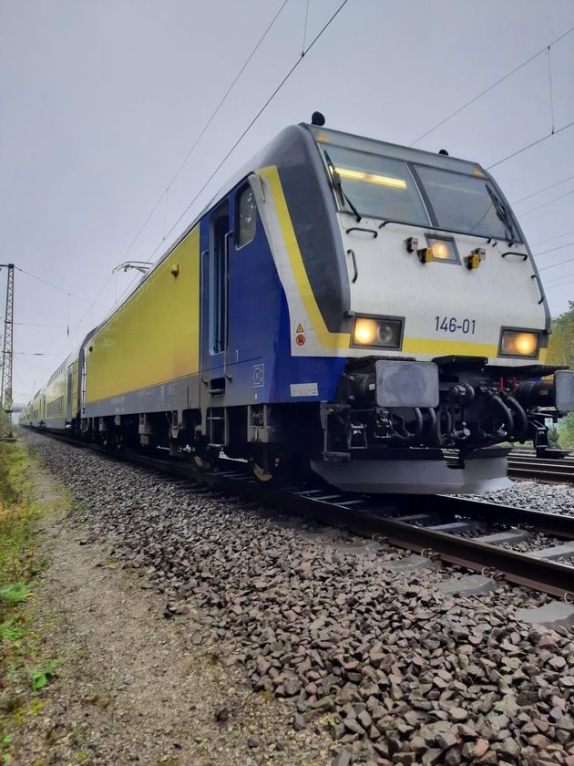 BPOL-HB: Betonplatte auf Bahngleise in Celle gelegt