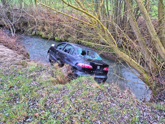 FW Stockach: PKW in Bach