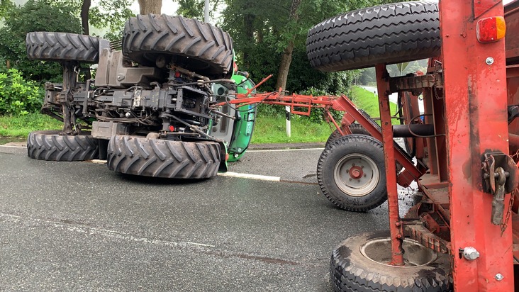POL-OL: Pressemitteilung der Polizei Edewecht Traktor mit Anhänger stürzt in Westerscheps auf der L829 um und blockiert die Fahrbahn
