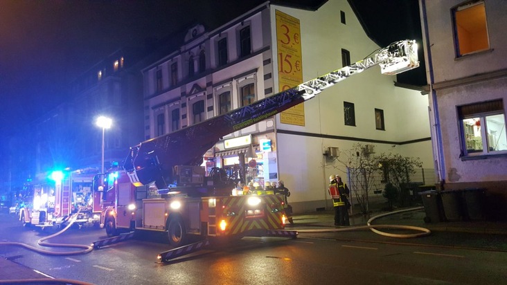 FW-RE: Wohnungsbrand mit vier Verletzten