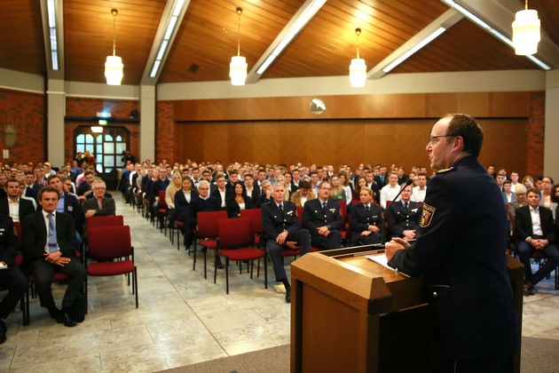 HDP-RP: Polizei: Bitte folgen! - 280 junge Menschen nahmen die Ernennungsurkunden zur Polizeikommissaranwärterin und zum Polizeikommissaranwärter entgegen