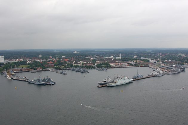Kieler Woche 2012 - Internationale Marinesoldaten und Schiffe zu Gast im Marinestützpunkt (BILD)