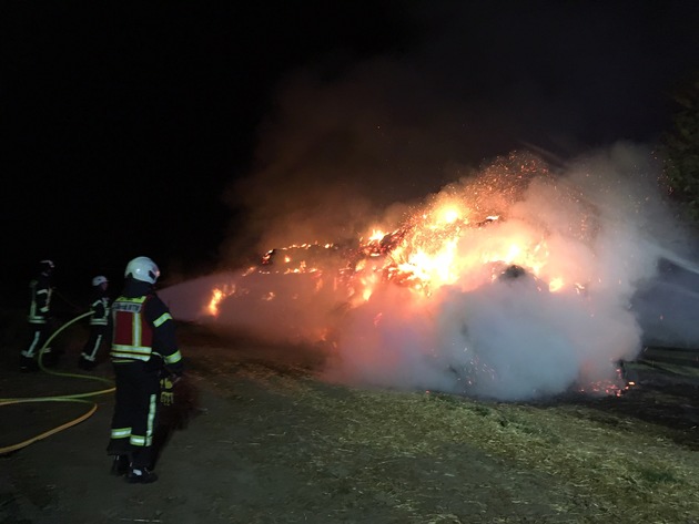FW Mettmann: Brennende Strohmiete ruft Feuerwehr auf den Plan