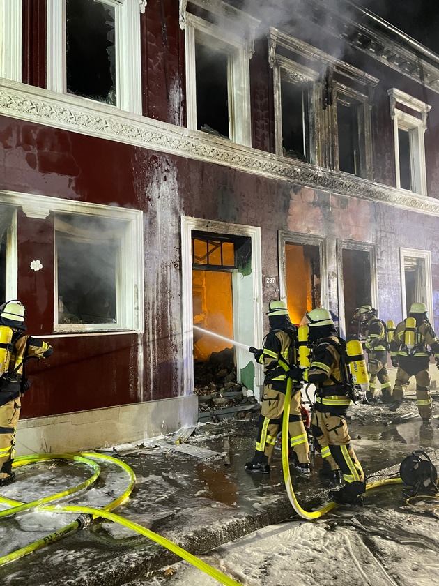 FW-E: Explosion in einem Mehrfamilienhaus - Großbrand mit mehreren Verletzten