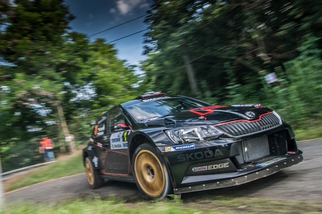 Rekordjäger Kopecky feiert umjubelten SKODA Heimtriumph im schwarzen FABIA R5 (FOTO)