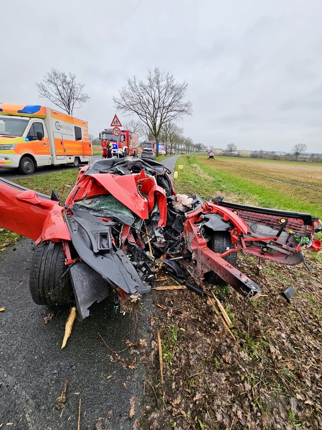 FW Olfen: Schwerer Verkehrsunfall auf Vinnumer Landweg fordert zwei Verletzte - Rettungshubschrauber im Einsatz