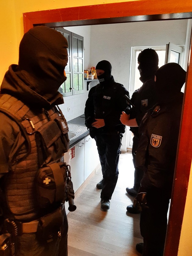 POL-ME: Bundespolizei gelingt erneut Schlag gegen Schleusungskriminalität - libanesischer Hauptbeschuldigter in Nordrhein-Westfalen verhaftet - Monheim am Rhein - 2310095