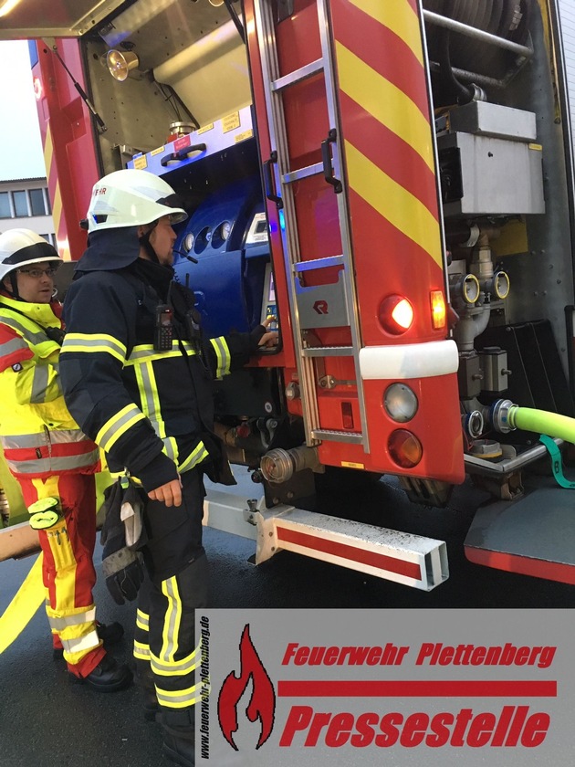 FW-PL: OT-Eiringhausen. Mitarbeiter versuchten vergeblich Brand an Maschine zu löschen. Feuerwehr rückte an.