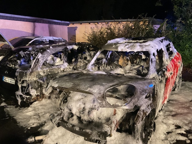 FW-DO: Drei Autos brennen in der Nacht in Dortmund-Scharnhorst