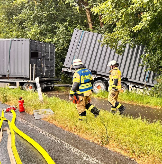 FW Xanten: Kollision zweier LKW in Birten
