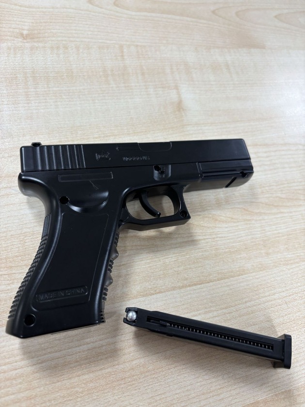 HZA-UL: Kontrollen am Bodensee-Airport/Zoll stoppt Zigarettenschmuggler und findet Softair-Waffe