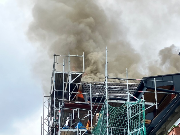 FW-GL: Brand im Dachstuhl eines Wohngebäudes in Refrath - keine Verletzten