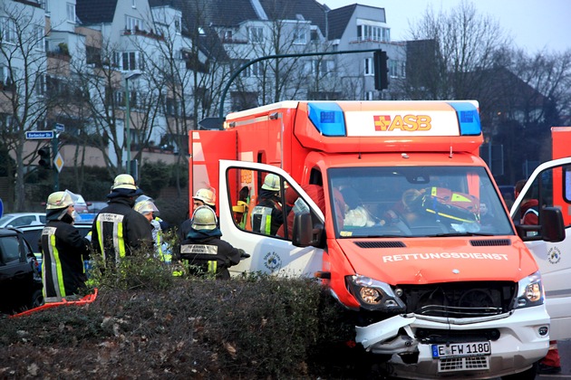 FW-E: Verkehrsunfall mit PKW und Rettungswagen, vier Schwerverletzte