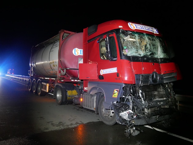 POL-ROW: ++ Baustelle auf der Hansalinie A1 - Schwerer Auffahrunfall am Stauende ++ Schwerer Unfall an der Bahnstrecke - 50-jähriger EVB-Mitarbeiter verletzt ++
