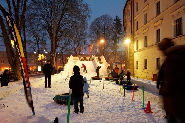 Der Schnee ist da! Bahn frei: Auf der iCover-Piste darf gerutscht werden - BILD