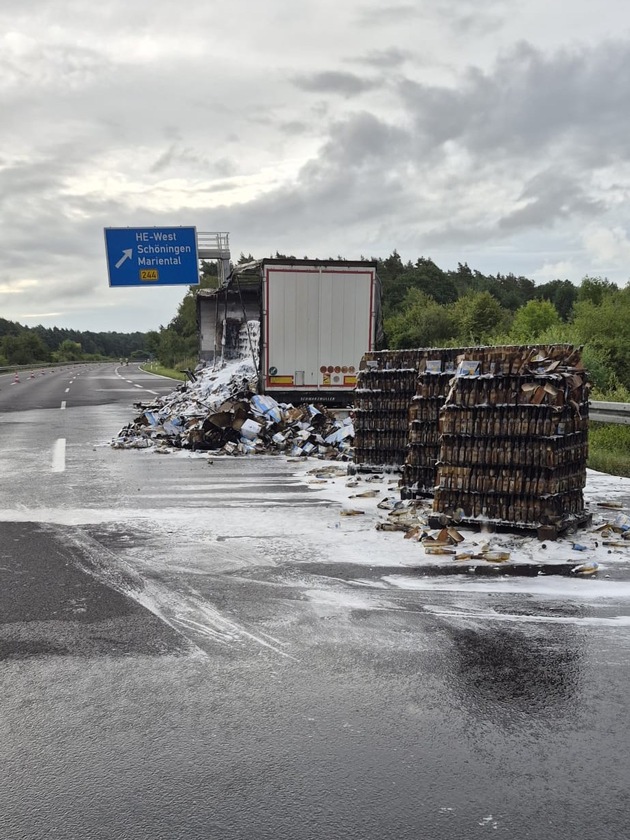 FW Helmstedt: Lkw Auflieger brennt auf Autobahn