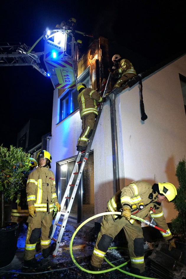 FW Ratingen: Fassadenbrand an Einfamilienhaus - Feuerwehr Ratingen im Einsatz