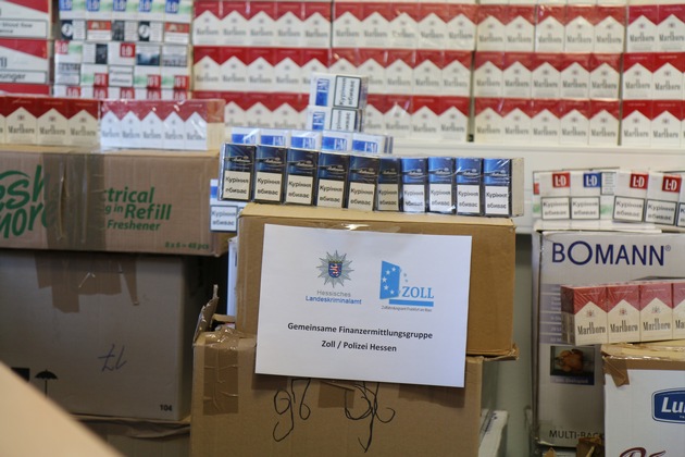 ZOLL-F: Geldwäscher verkauft geschmuggelte Zigaretten,  
126.000 Euro im Schließfach -  650 Stangen Schmuggelzigaretten in Garage