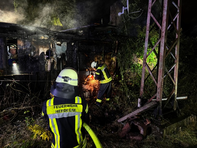 FW-EN: Gartenlaubenbrand direkt neben der Bahnlinie - 3 Personen mit Rauchgasvergiftung - Beeinträchtigung der Bahnstrecke