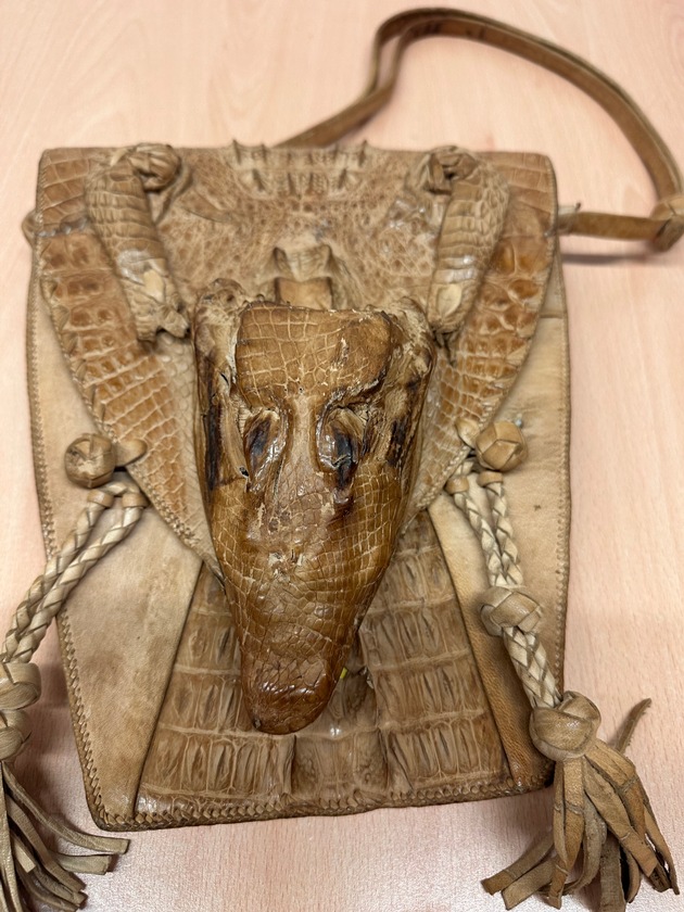 HZA-D: Zoll am Flughafen Düsseldorf findet Handtasche mit Biss / Krokodilhandtasche aus streng geschützter Art vom Zoll beschlagnahmt