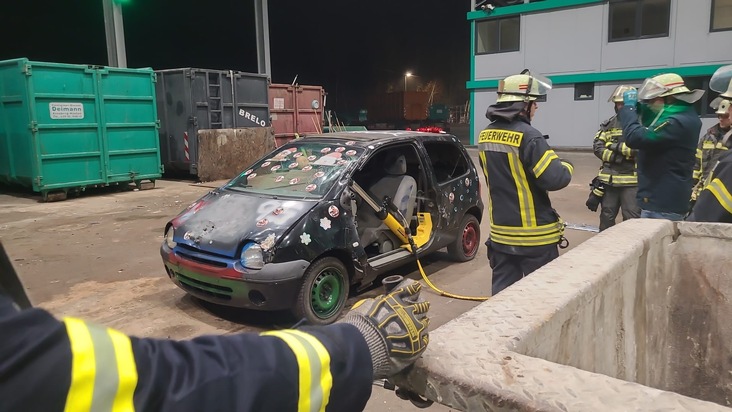 FW-AR: Umfangreiche TH-Übung des Löschzugs Hüsten auf dem Gelände der Firma Deimann