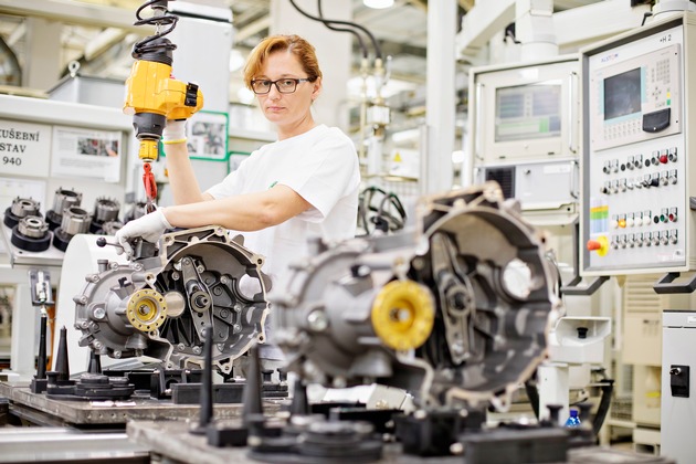 SKODA AUTO produziert siebenmillionstes MQ 200-Getriebe in Mladá Boleslav (FOTO)