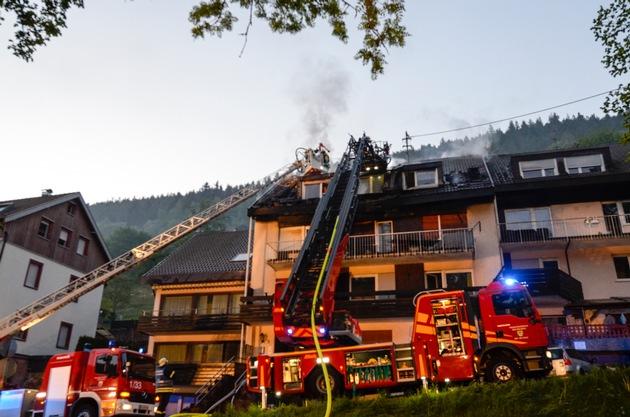 KFV-CW: Dachstuhlbrand in einem Mehrfamilienhaus in Bad Wildbad