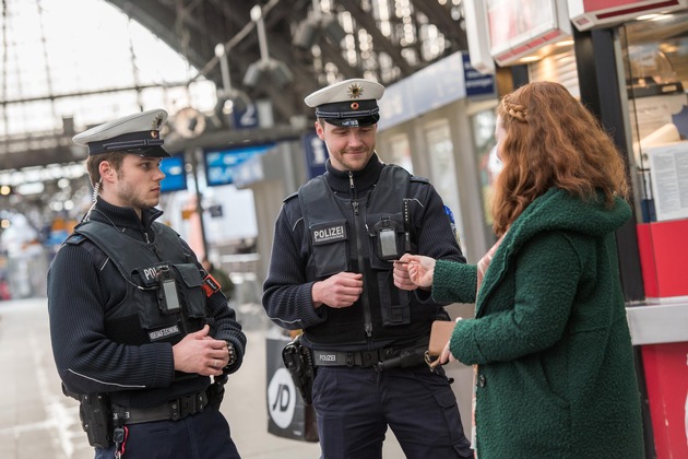 BPOL NRW: &quot;Kennen Sie den Münztrick?&quot; Karnevalszeit ist Taschendiebstahlszeit; Bundespolizei warnt vor Taschendieben