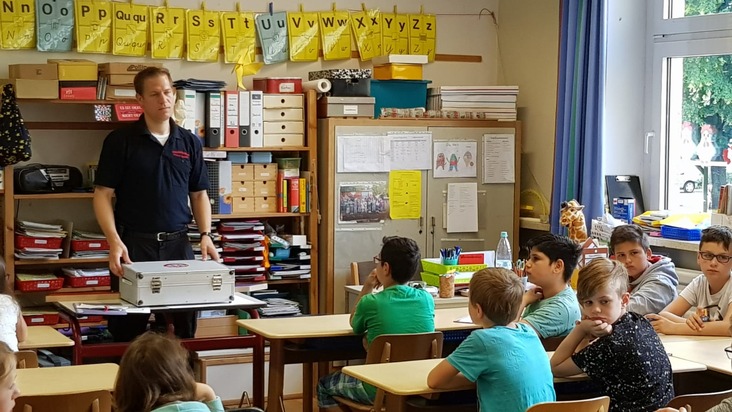 FW-WRN: Brandschutzfrüherziehung in der Werner Wienbredeschule mit der Freiwilligen Feuerwehr Werne