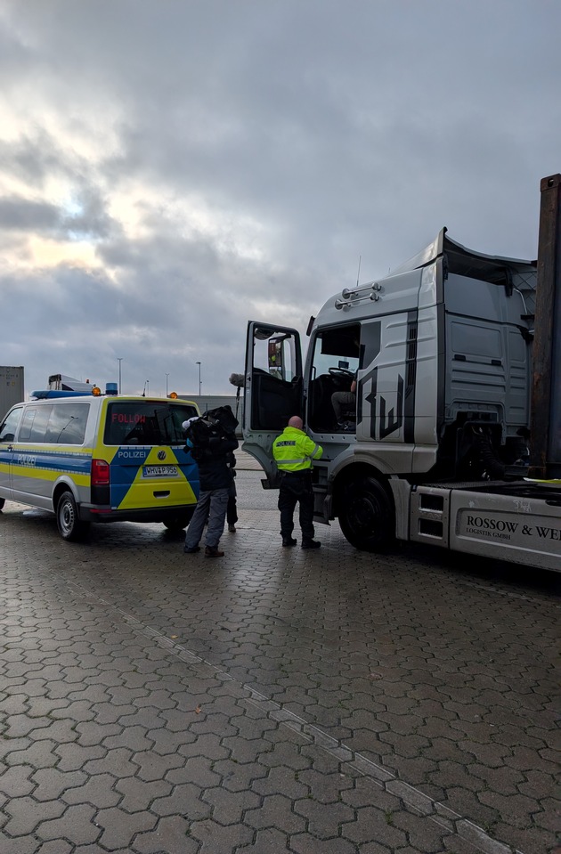 POL-WHV: Großkontrolle des Schwerlastverkehrs