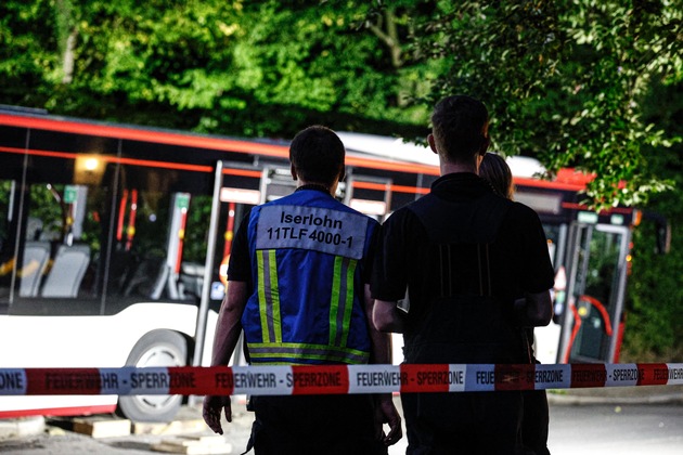 FW-MK: Linienbus kommt in Böschung zum Stehen