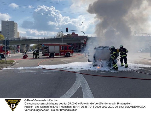 FW-M: Benziner brennt im Kreuzungsbereich (Freimann)